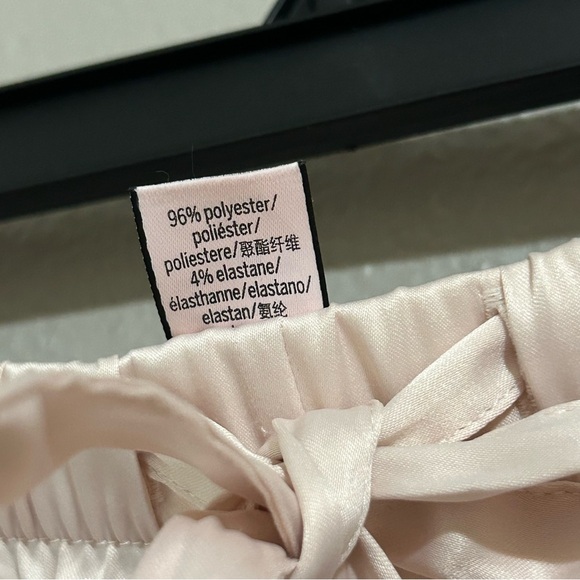 Victoria’s Secret Light Pink Satin Ruffle Loungewear Shorts Women’s Size Medium - Picture 9 of 9